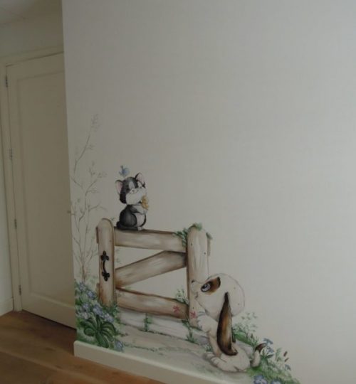 Muurschildering poes kat hond vogels hek