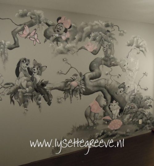 Spirit, Tijgertje, Pooh, Minnie, Frank en Frey, Elsa, Marie grijstinten muurschildering